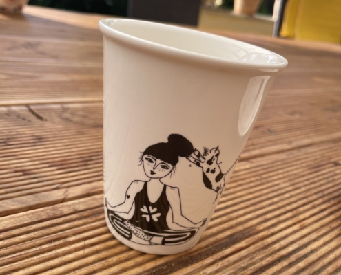 Tasse mit Yogini und Katze