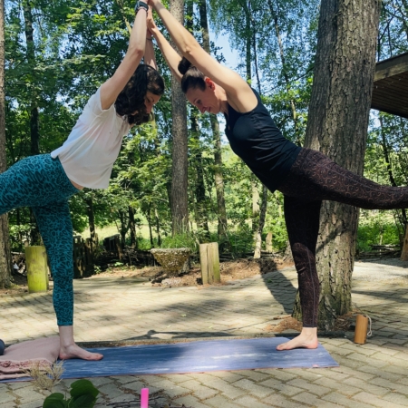 Partneryogaübung das Tor