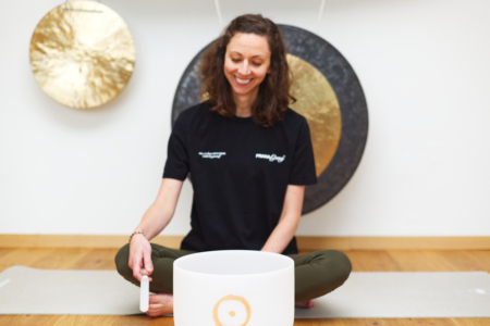 Frau mit Crystal Bowl