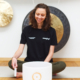 Frau mit Crystal Bowl
