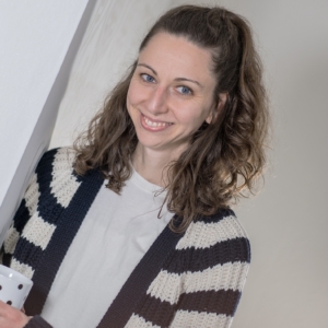 Yogalehrerin mit Tasse