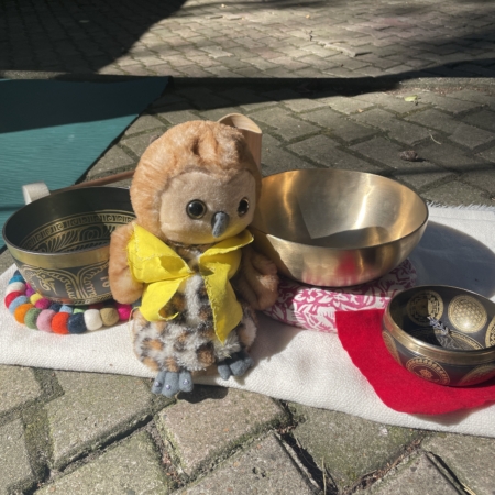 Kuscheltiereule und Klangschalen