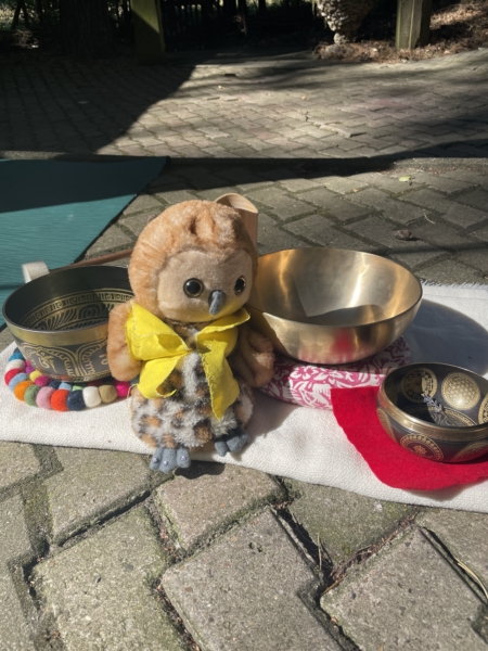 Kuscheltiereule und Klangschalen